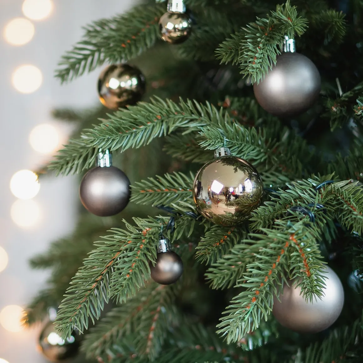 36 Kleine Kunststof Kerstballen Taupe In Koker