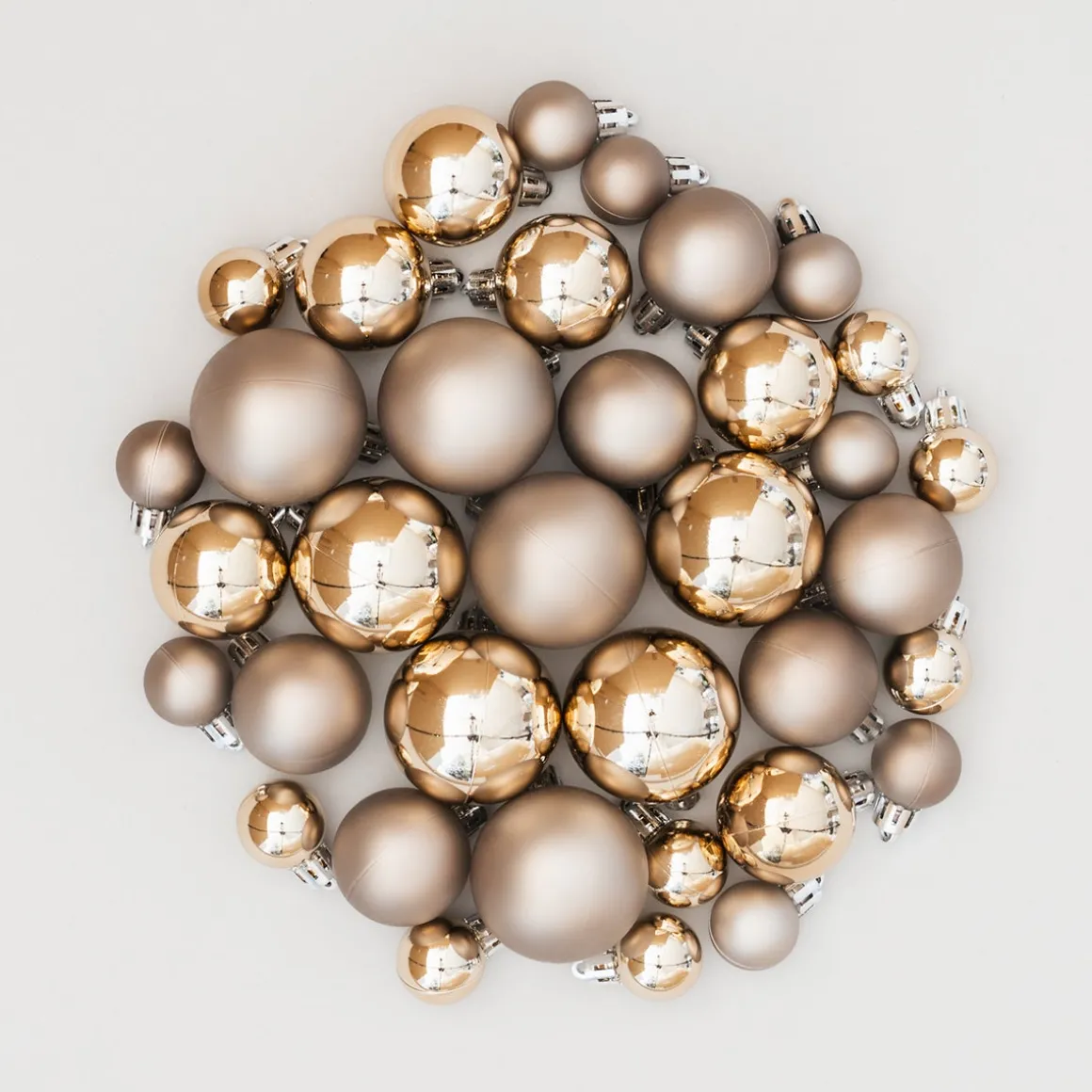 36 Kleine Kunststof Kerstballen Taupe In Koker