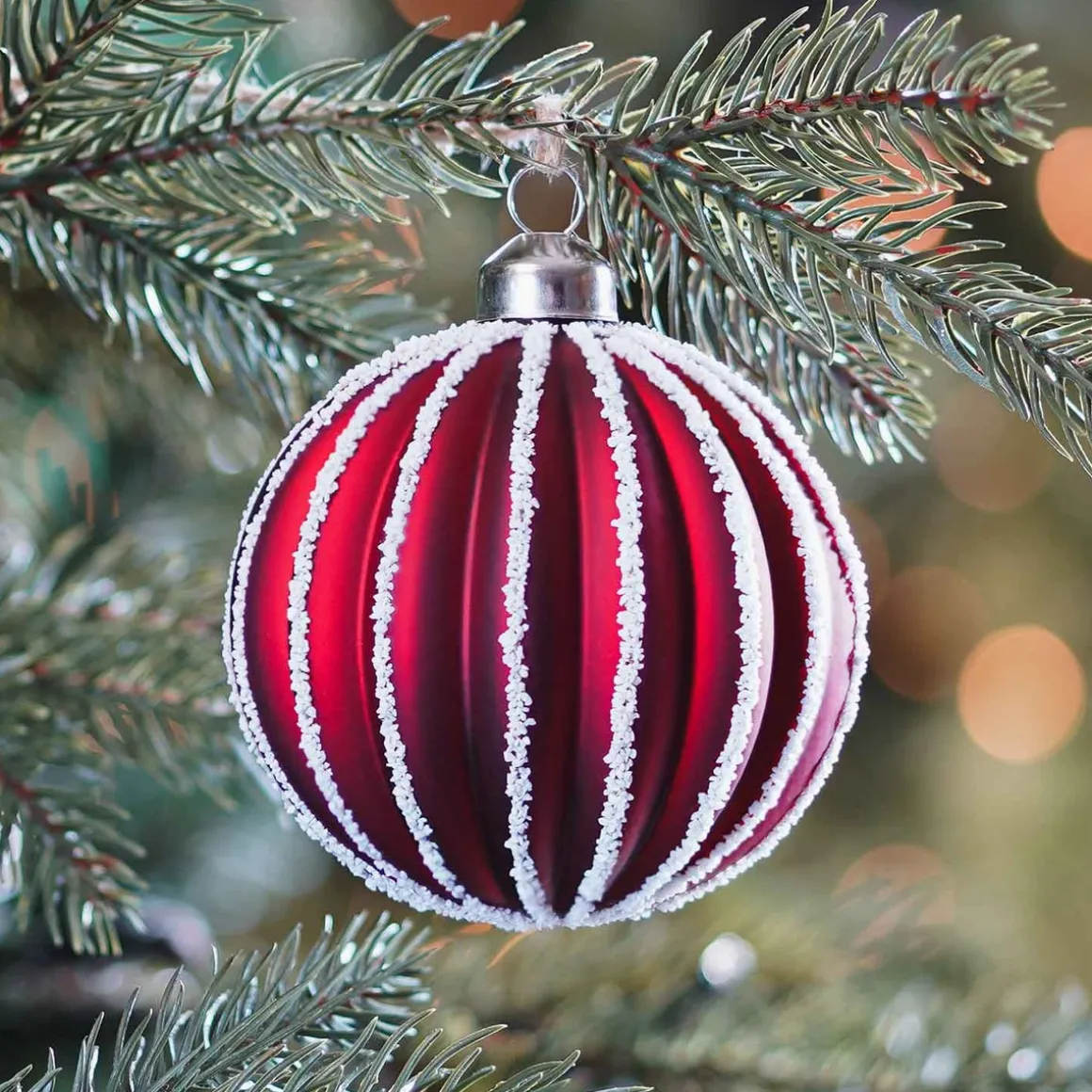 Glazen Kerstbal | Kerstrood Met Witte Glitterlijnen | 8 Cm