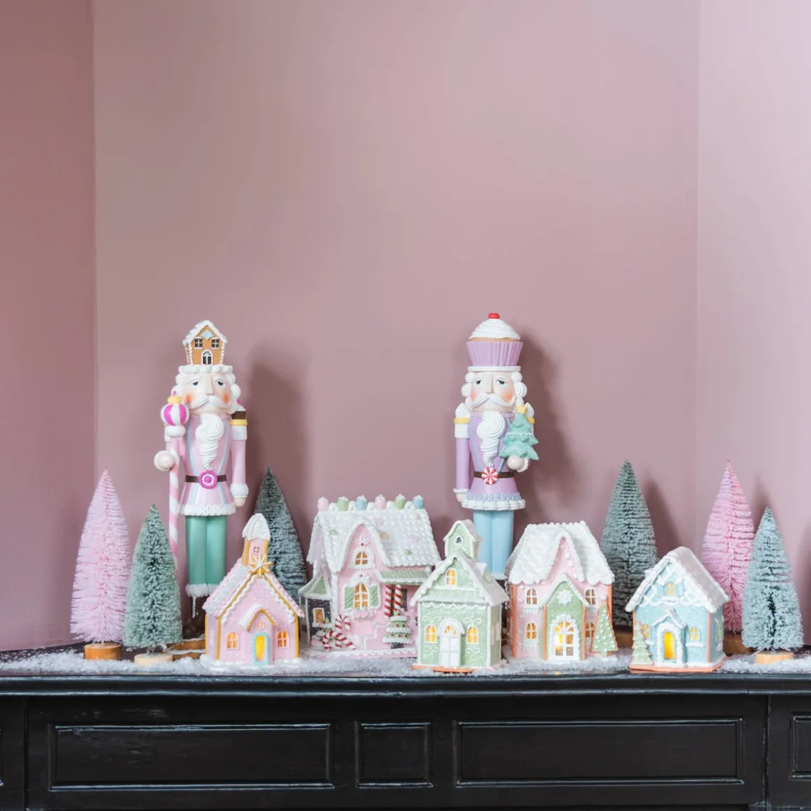 Groen Kerstboompje Op Houten Voet Met Sneeuw