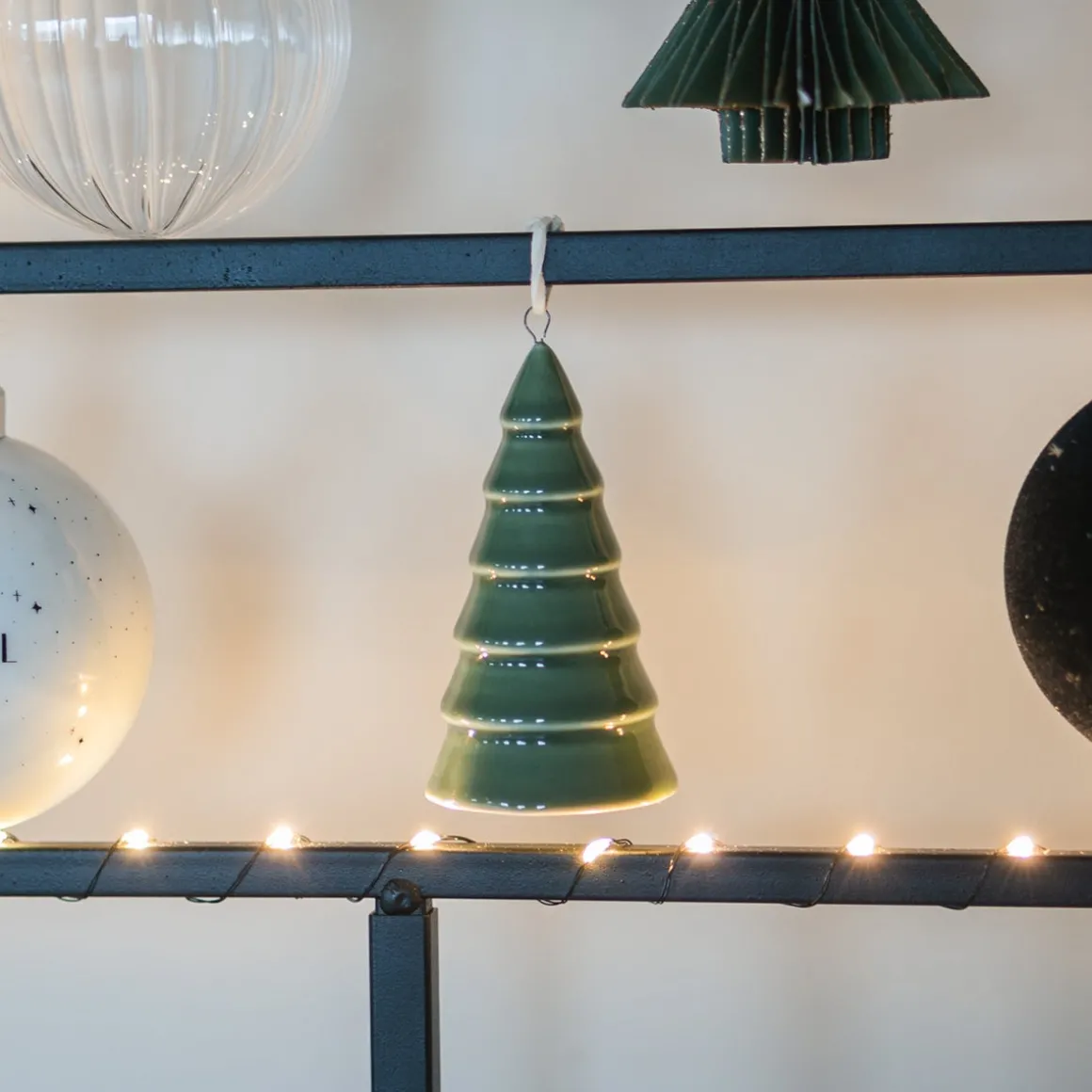 Groene Porseleinen Kersthanger In Vorm Van Boom