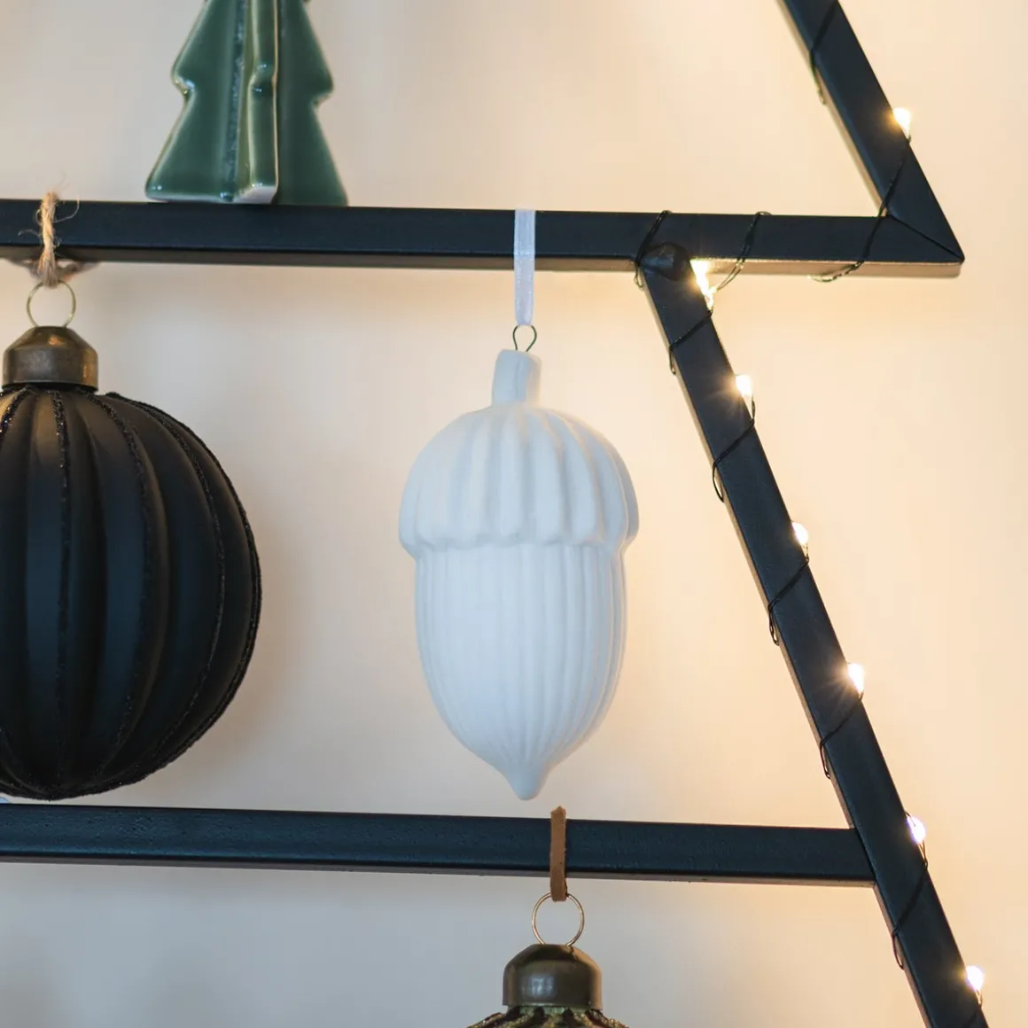 Hanger Eikel Porselein 4 Cm Wit