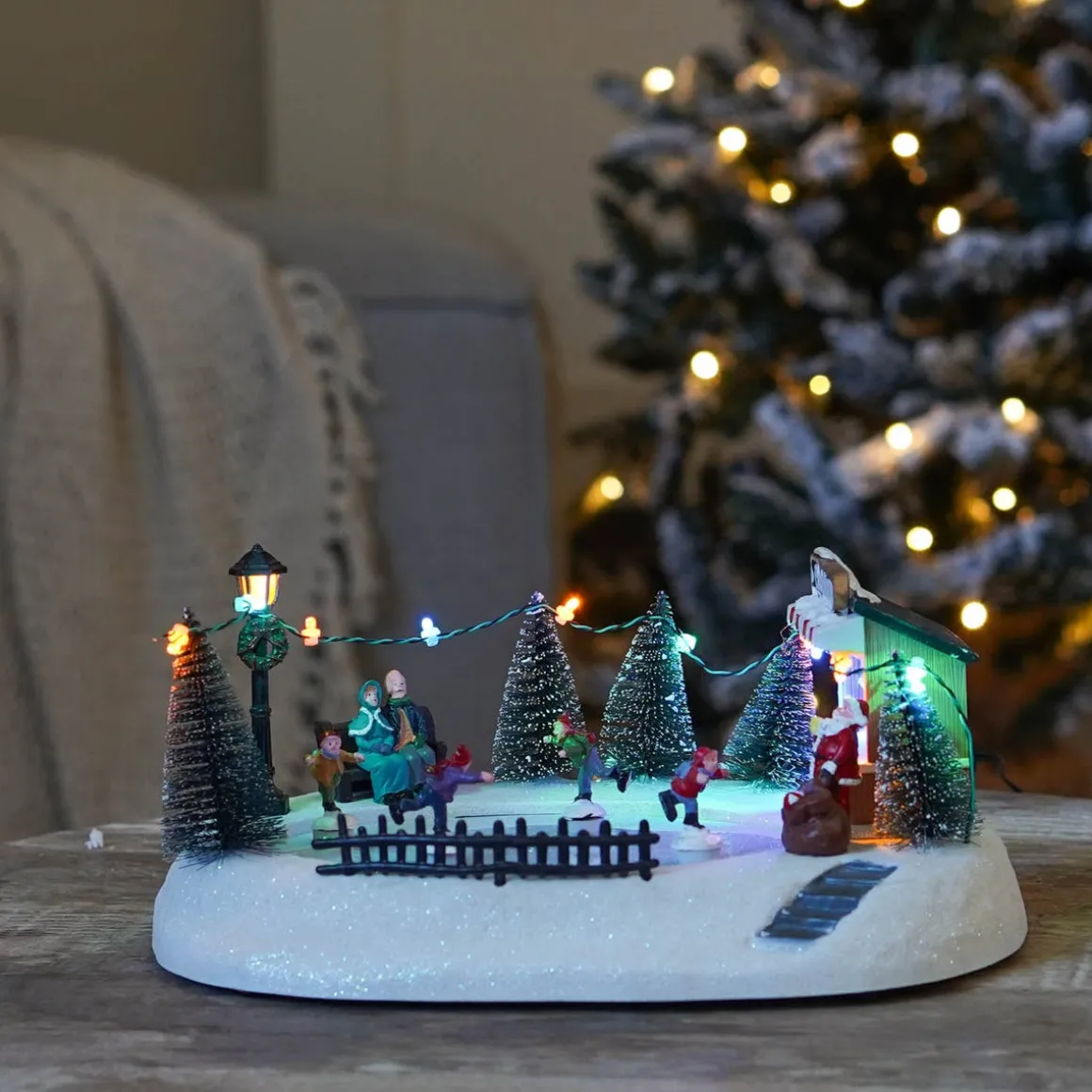 Kerstdorp Schaatsbaan | 4 Bewegende Schaatsers | Led-verlichting | Muziek | 29cm Breed