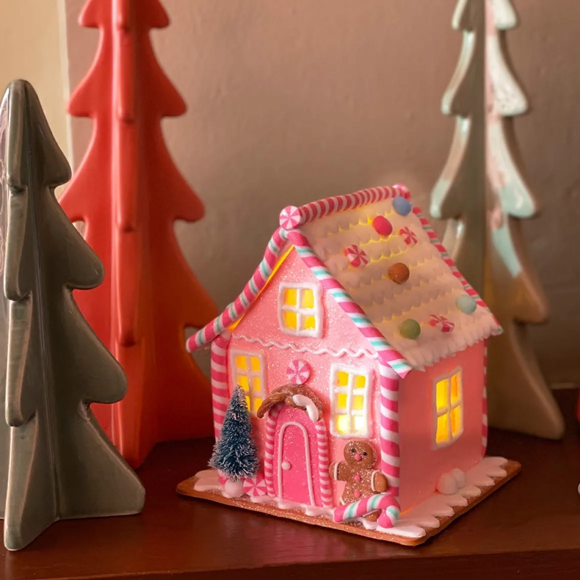 Kleien Peperkoekhuisje Pastel Met LED | Handgemaakt | Incl Batterijen | 21 Cm