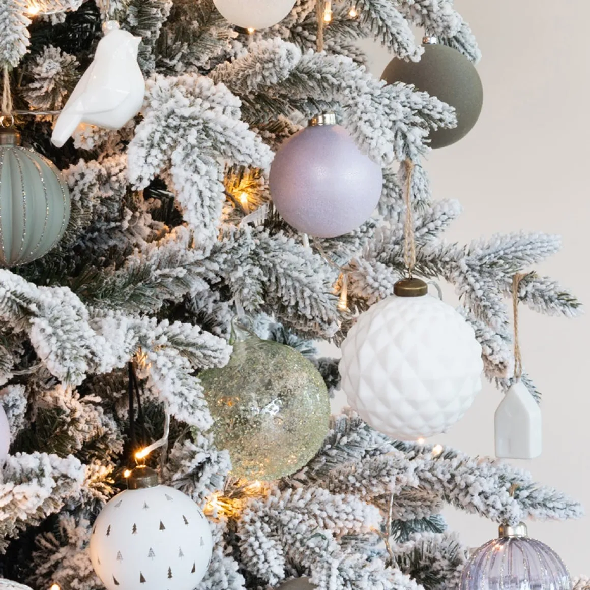 Kunstkerstboom 'Djill Snowy Pine' | 215 Cm | 340 LEDs | Warm Wit