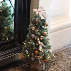 Mini Kerstboom In Rieten Mandje | 56 Cm | Met Sneeuwlaagje