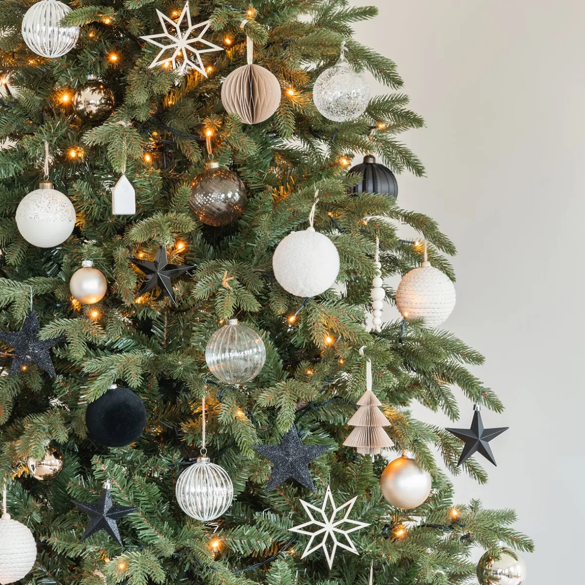 Taupe Kerstbal Met Elegante Swirls