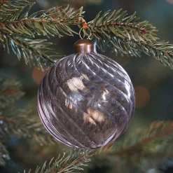 Taupe Kerstbal Met Elegante Swirls