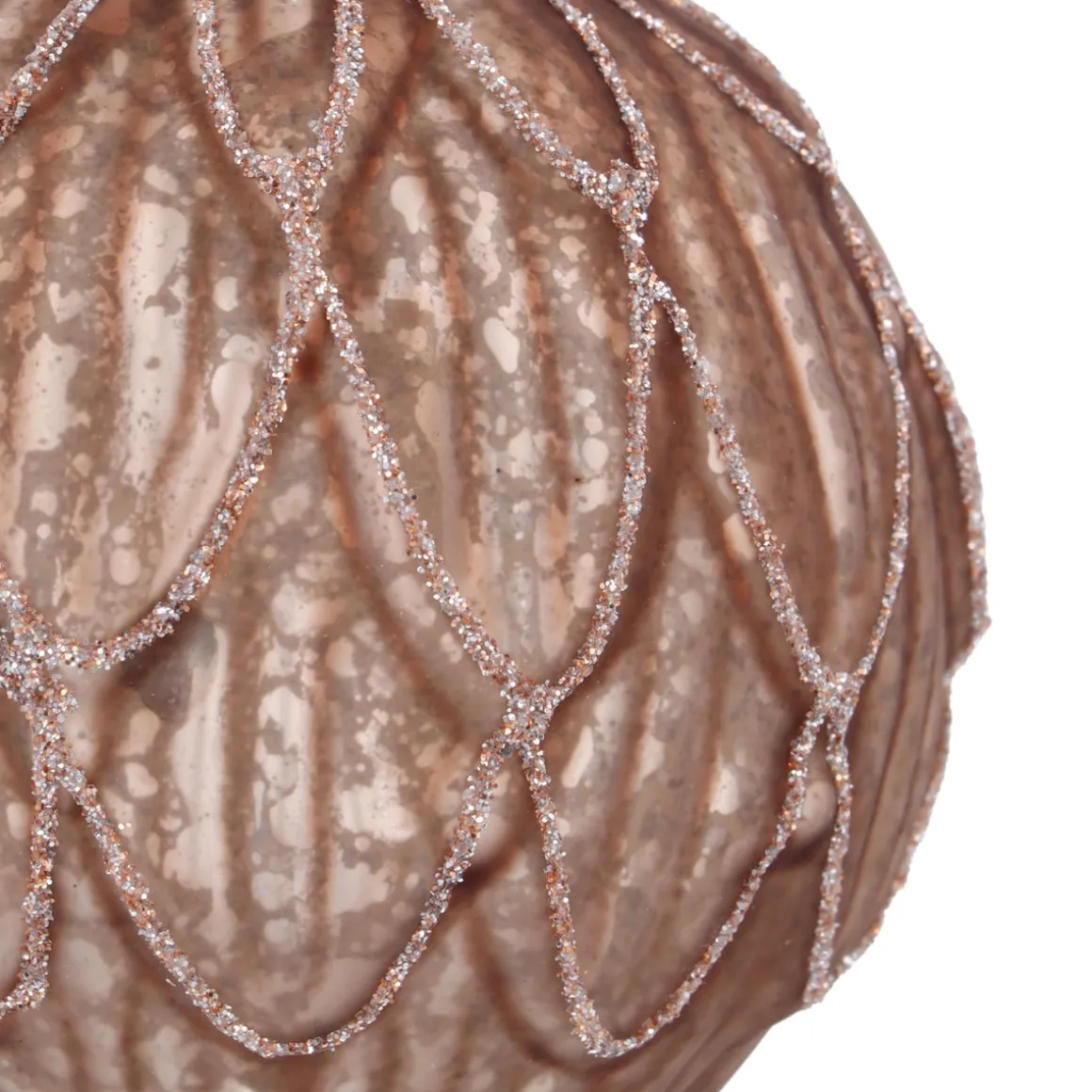 Taupekleurige Kerstbal Met Elegant Bladmotief