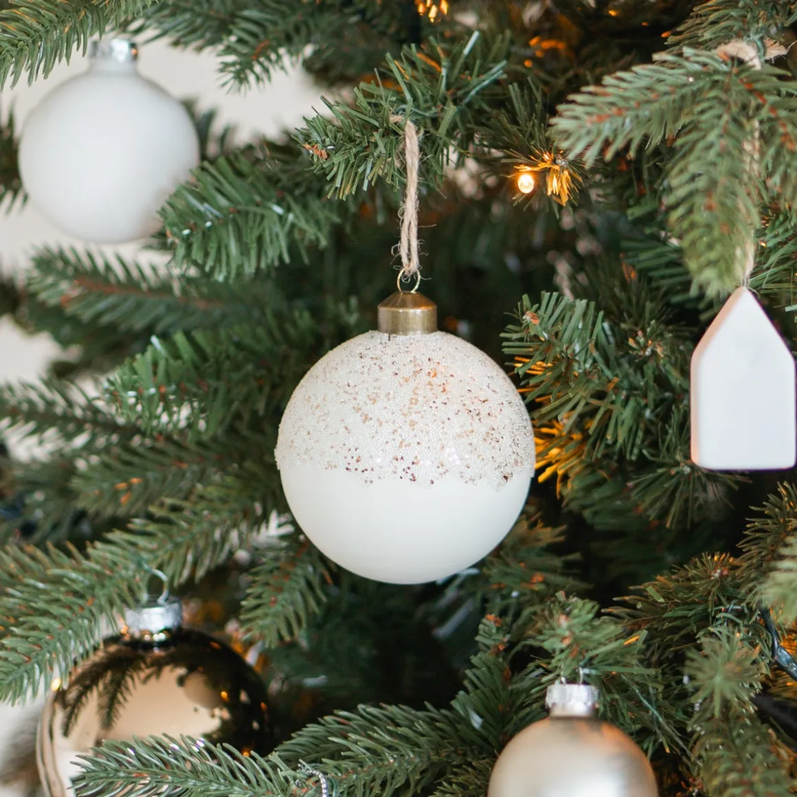 Witte Kerstbal Met Dauwdruppels En Glitters