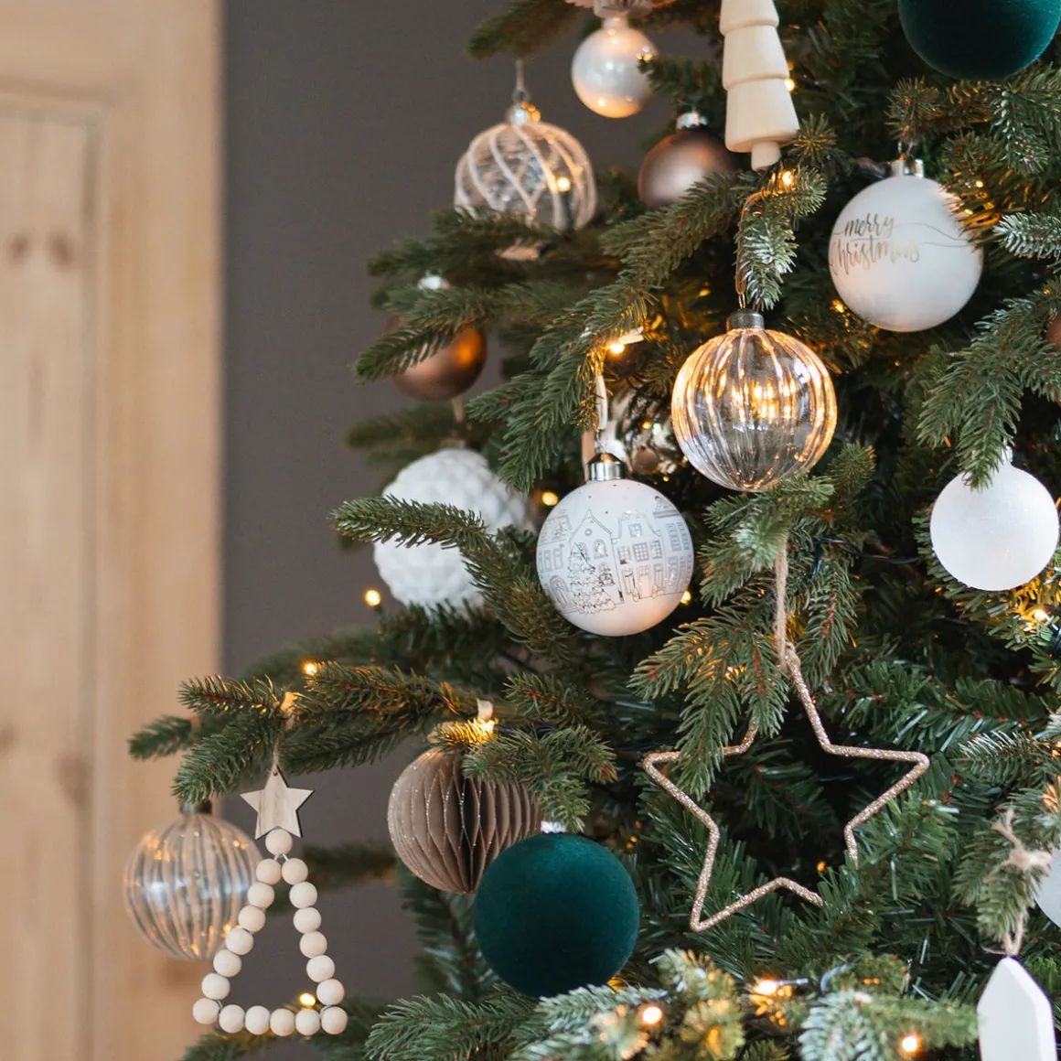 Witte Kerstbal Met Fijn Uitgesneden Huisjes