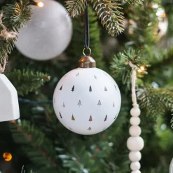 Witte Kerstbal Met Uitgesneden Kerstboompjes