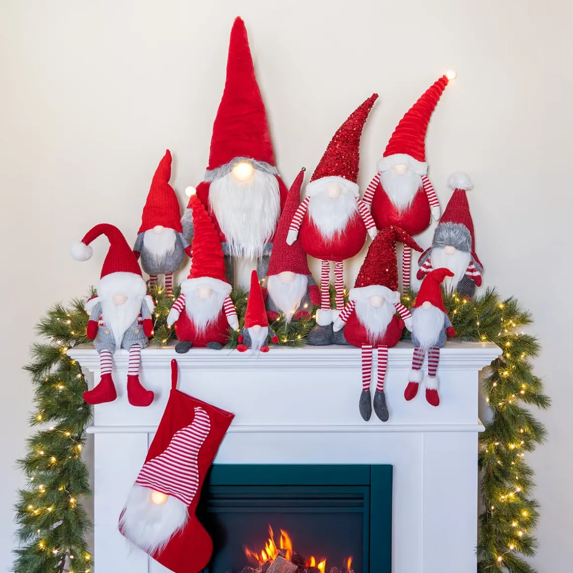 Zittende Gnoom | Rood-Grijs | Stof | 45 Cm